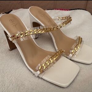 NWT Jessica Carlyle Sexy White High 4 inch Heels w/ Gold Chain Detail Size